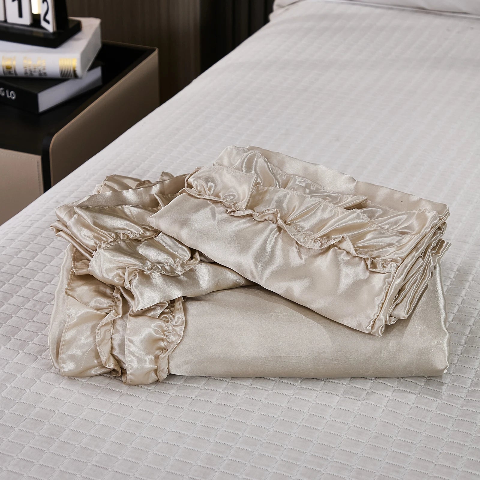 3PCS Satin Duvet Cover Set Silk White Khaki And Pink Bedding Comforter Cover Silky Ruffle Pattern Luxury Silky Bed set Soft