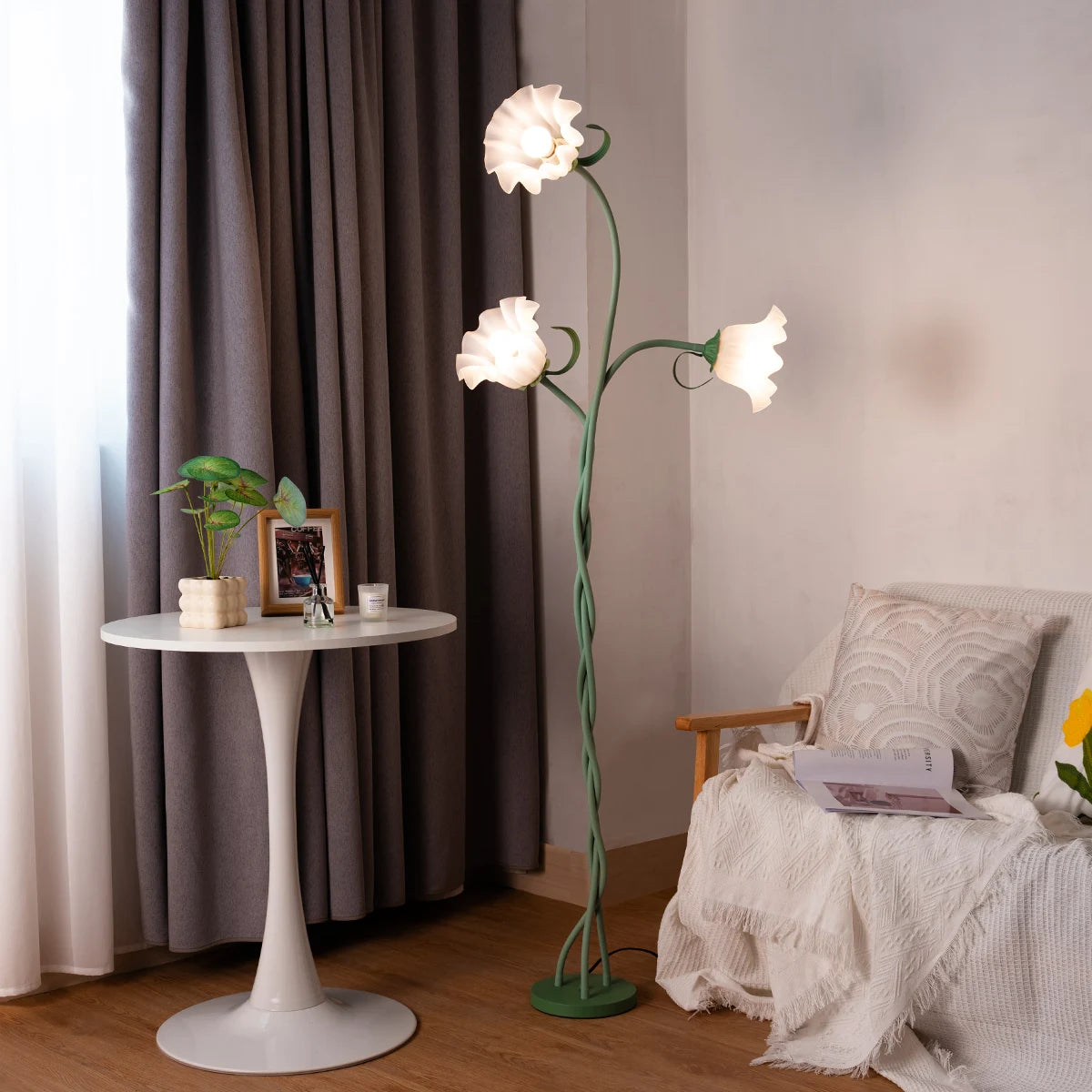 Retro 3-Head Flower Floor Lamp, Contains Bulb, 3-Color Dimmable, with Flexible Neck Shaft That Can Be Adjusted at Will, Suitable for Living Room, Bedroom, Study Room Decoration.