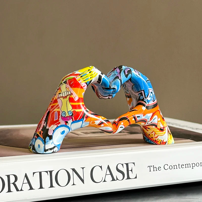 Creative Graffiti Resin Hand Heart Gesture Statue Home Decoration Nordic Heart Shaped Statue for Girlfriend Valentine Day Gift