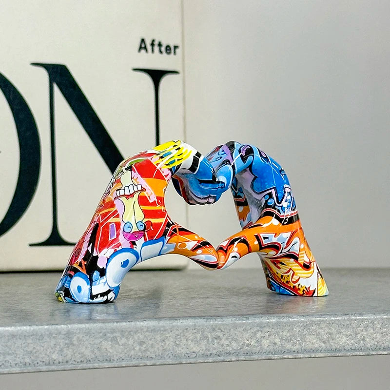 Creative Graffiti Resin Hand Heart Gesture Statue Home Decoration Nordic Heart Shaped Statue for Girlfriend Valentine Day Gift